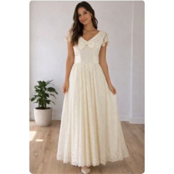 Handmade Dresses & Skirts - Vintage Ivory lace wedding dress v-neckline  full skirt XS-0-2